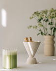 Cone Räuchergefäß aus beigefarbenem Travertinstein mit 2 Palo Santo Sticks und grünem Matcha Latte