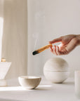 Travertin Räucherset bestehend aus Räucherkugel Travertin, Räucherschale Travertin und Cone Räuchergefäß aus Travertin mit angezündetem Palo Santo Stick