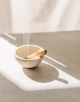 Kleine Räucherschale aus beigefarbenem Travertinstein mit Palo Santo Stick