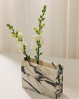 Luxus Vase Nook aus Calacatta Viola Marmor mit Blumenarrangement
