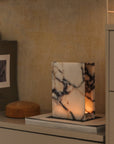 Luxus Kerzenhalter Nook aus Calacatta Viola Marmor beleuchtet mit Teelichtern