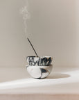 Räucherkugel Viola aus Calacatta Viola Marmor mit qualmenden Räucherstäbchen von Bodha