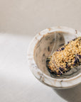 Luna Bowl Viola aus Calacatta Viola Marmor mit Kräuterbündel von Kruut