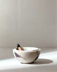 Räuchern mit Palo Santo in der Luna Bowl Viola aus Calacatta Viola Marmor