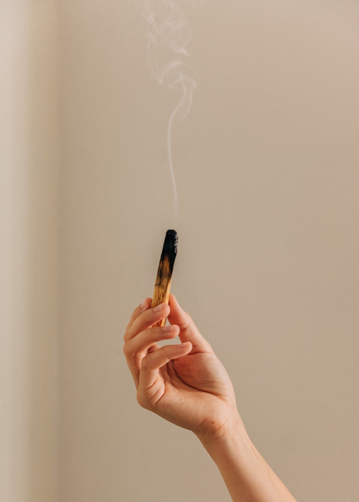 Palo Santo Stick Palo Santo Holz rauchend 