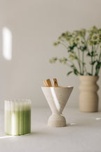 Cone Räuchergefäß aus beigefarbenem Travertinstein mit 2 Palo Santo Sticks und grünem Matcha Latte