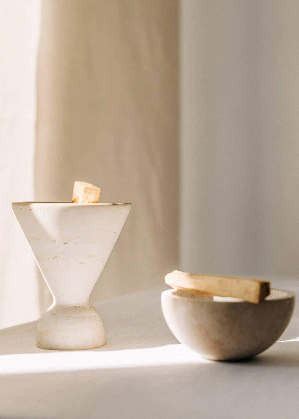 Travertin Räucherset bestehend aus Räucherkugel Travertin, Räucherschale Travertin und Cone Räuchergefäß aus Travertin mit angezündetem Palo Santo Stick