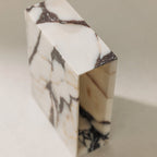 More than a canldeholder / Kerzenhalter Nook auch als Vase oder Bookstand aus Calacatta Viola Marmor