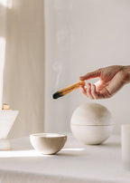 Travertin Räucherset bestehend aus Räucherkugel Travertin, Räucherschale Travertin und Cone Räuchergefäß aus Travertin mit angezündetem Palo Santo Stick