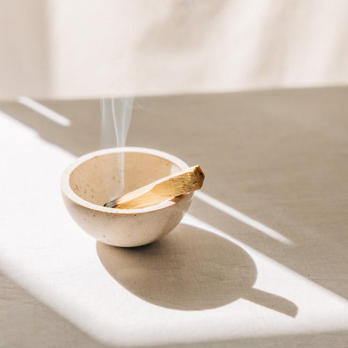 Kleine Räucherschale aus beigefarbenem Travertinstein mit Palo Santo Stick
