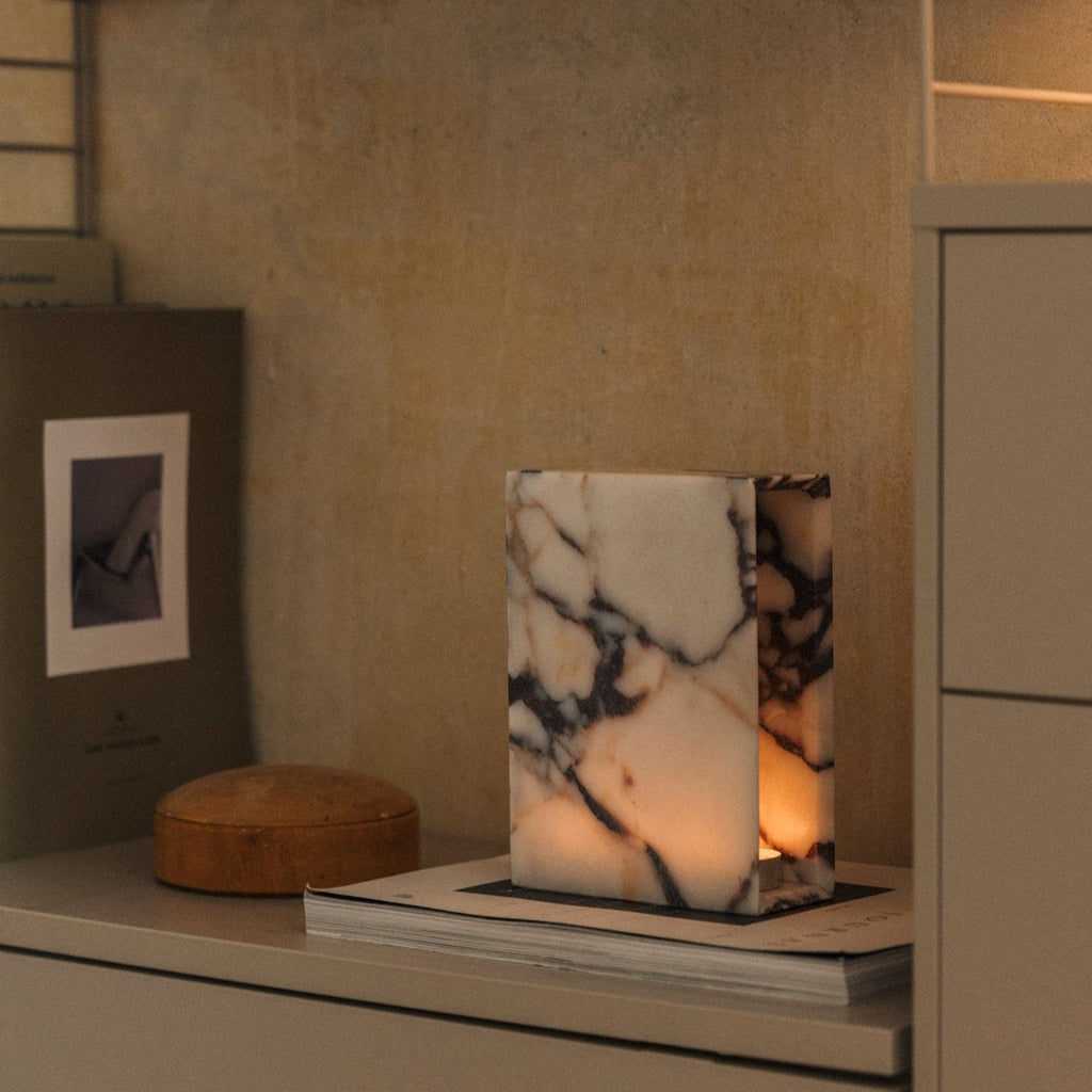 Luxus Kerzenhalter Nook aus Calacatta Viola Marmor beleuchtet mit Teelichtern