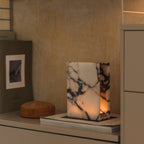 Luxus Kerzenhalter Nook aus Calacatta Viola Marmor beleuchtet mit Teelichtern