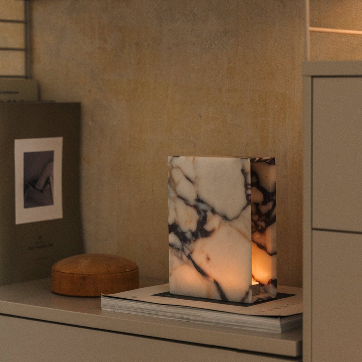 Luxus Kerzenhalter Nook aus Calacatta Viola Marmor beleuchtet mit Teelichtern