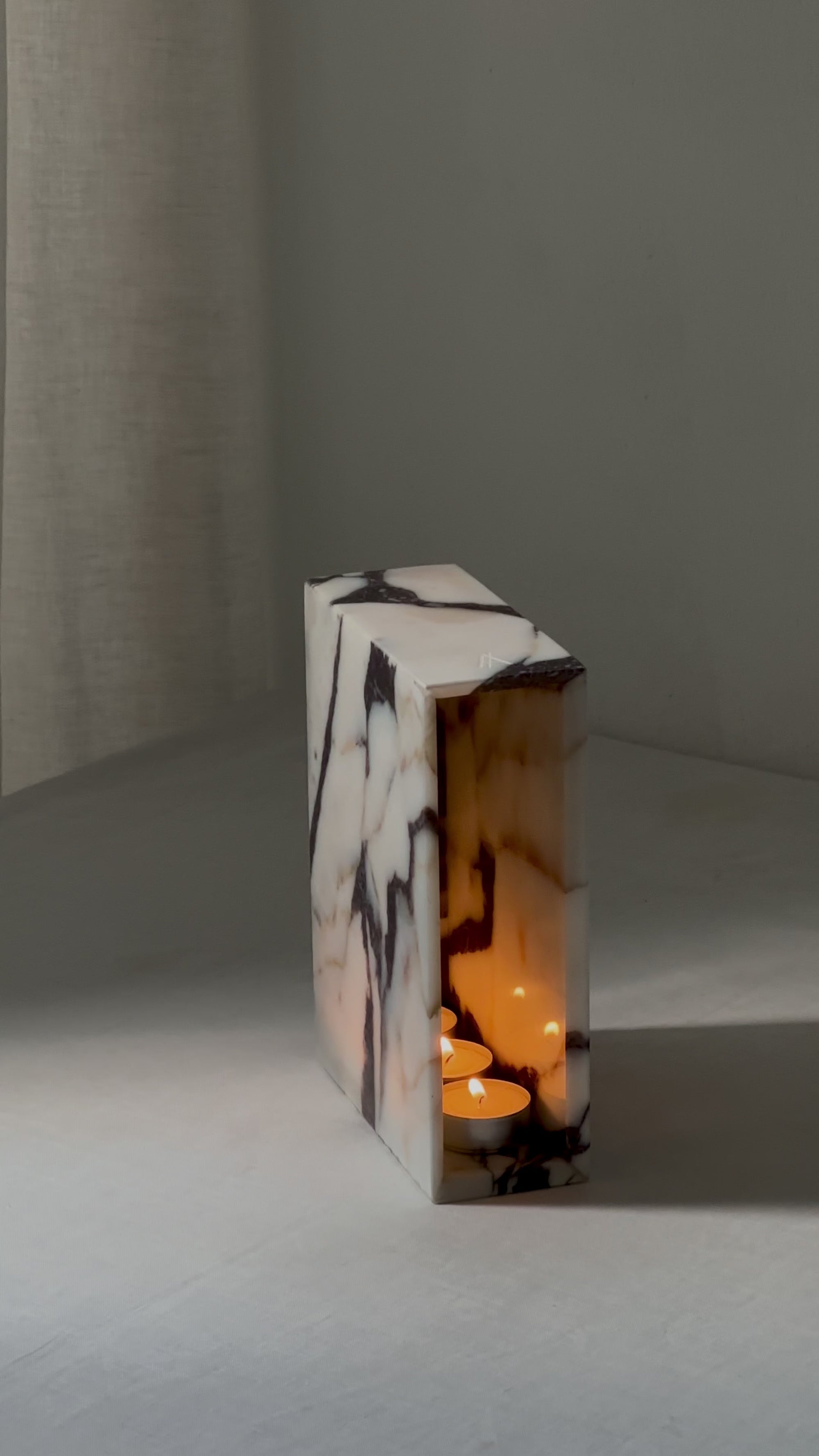 Luxus Kerzenhalter Nook aus Calacatta Viola Marmor beleuchtet mit Teelichtern